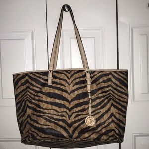😍Authentic tiger stripe Michael Kors Jet Set tote